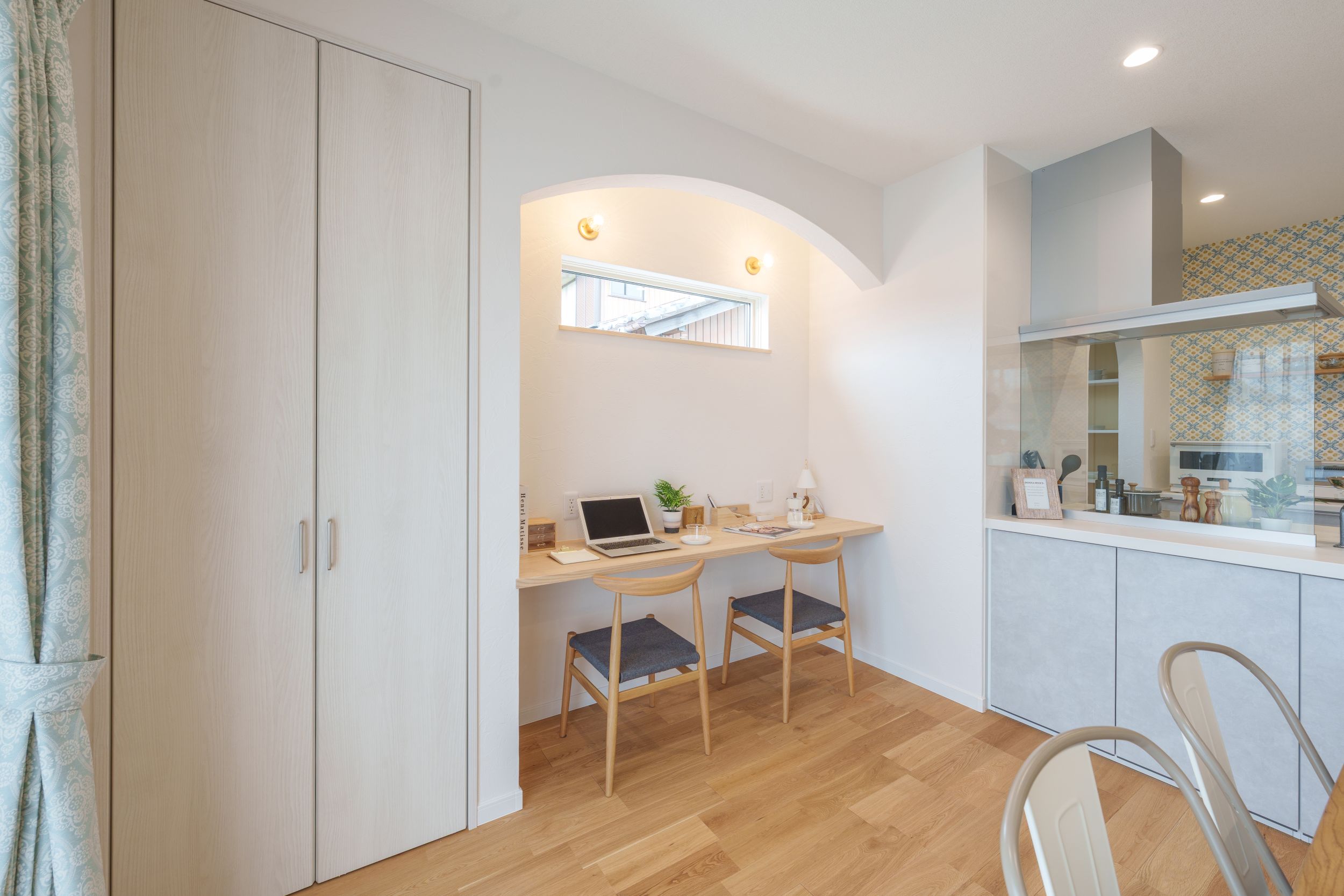 お子様を見守るダイニングのカウンター。書斎スペースとしても活用できます