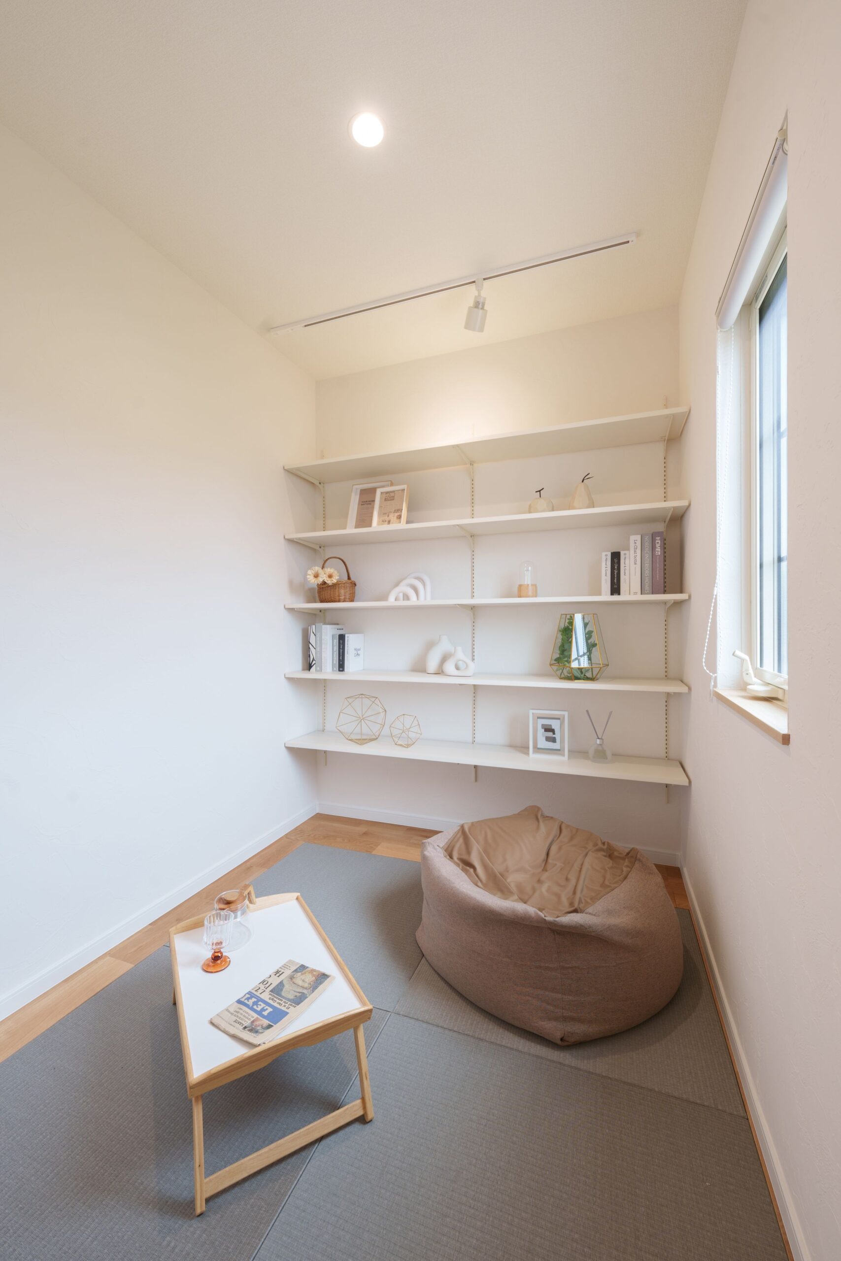 リビングのテレビ裏にこっそり作った畳スペース。お昼寝や読書にぴったり