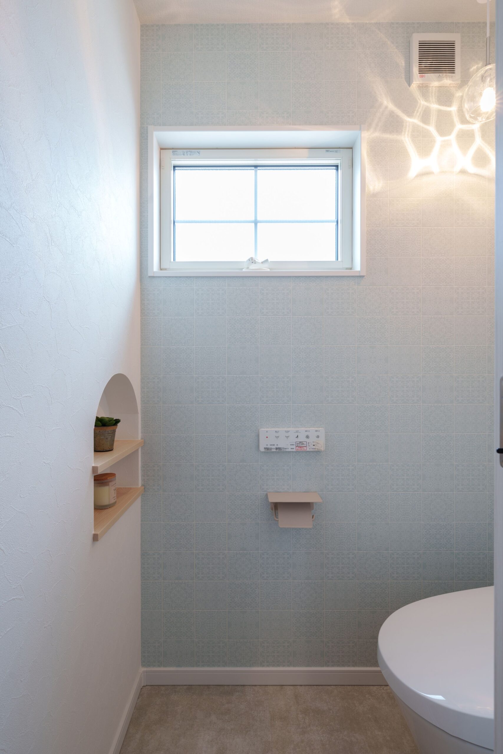 かわいいアーチのニッチと格子入りの窓。こだわりの空間