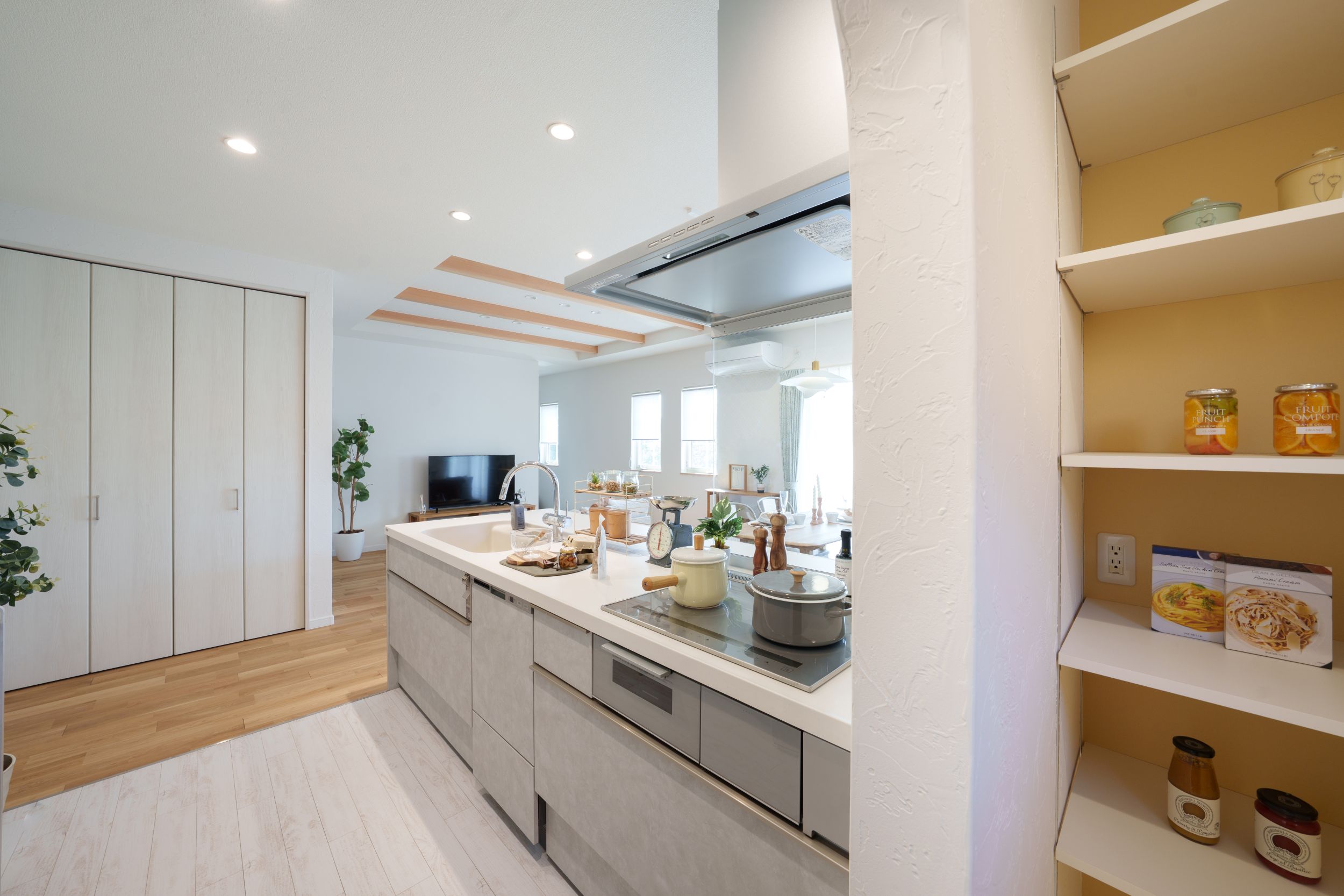 パントリーに加えキッチン横にも大きな収納。物が多くてもすっきり暮らせる計画が大切です