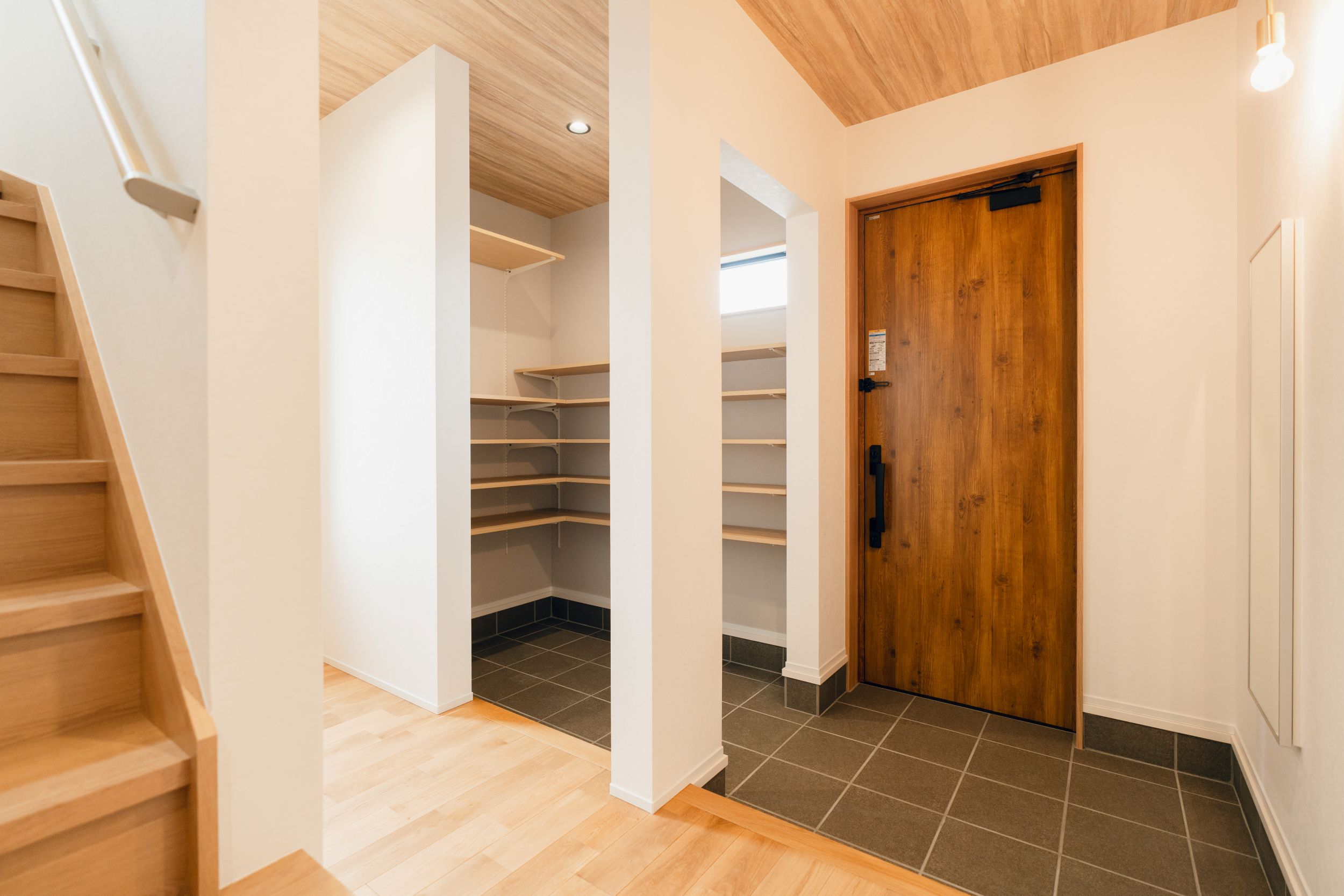 トモタテの定番人気、省スペースで大容量の土間収納。ロールカーテンで仕切ることも可能です