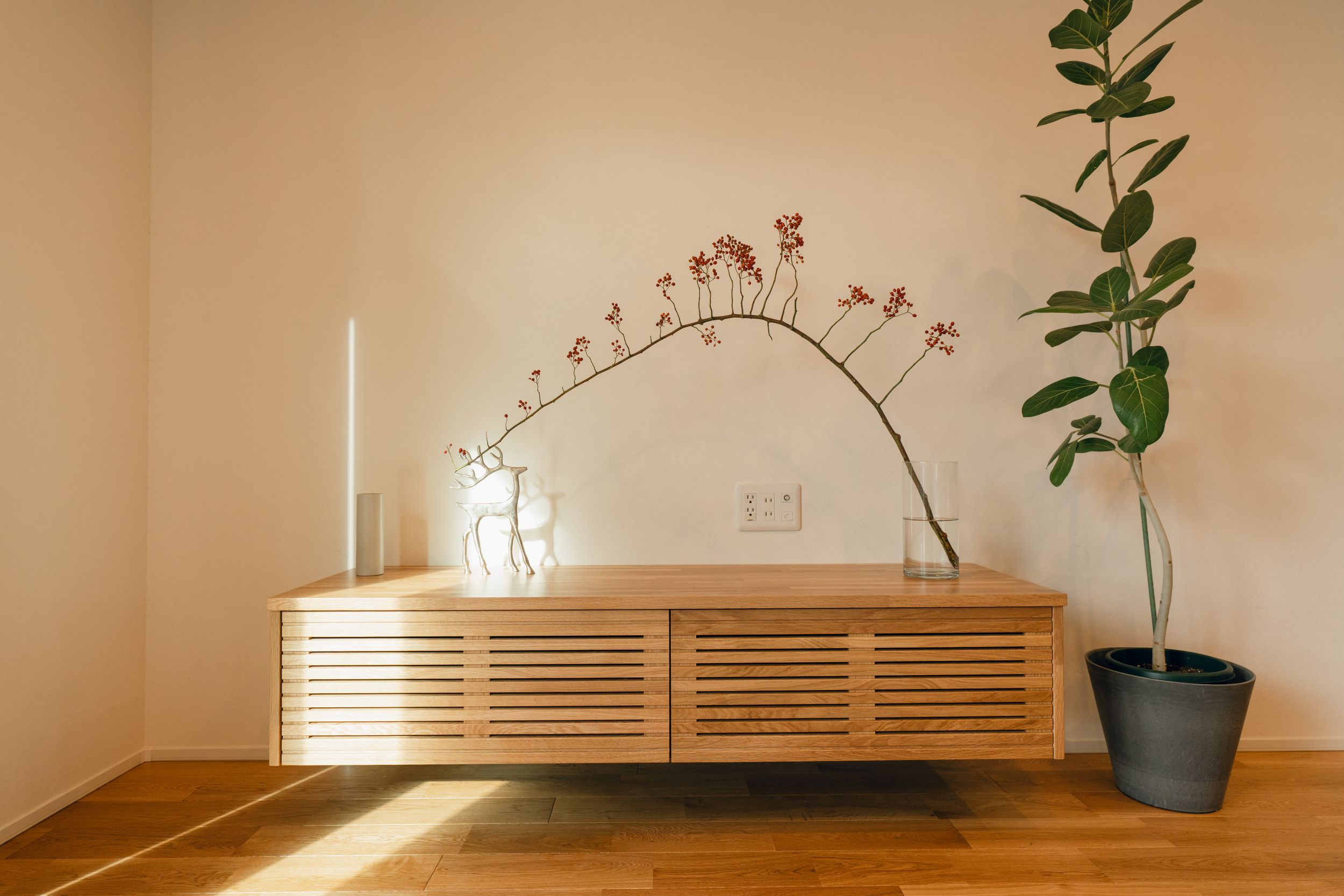 テレビは壁掛けにしても、やっぱりテレビボードは欲しい。床から浮かせたので、隙間までお掃除ロボットが入ります