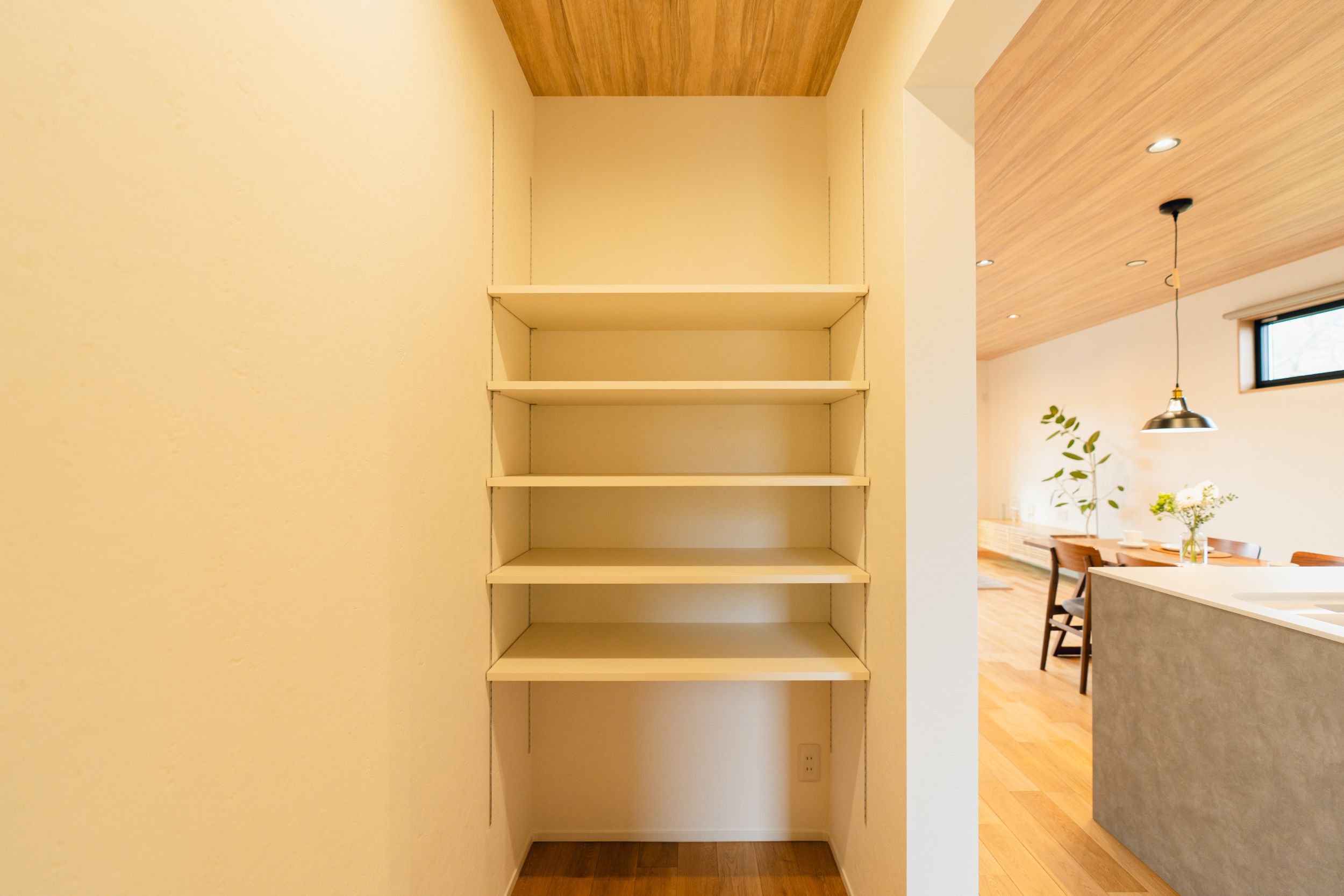 あると嬉しいパントリー。食器や冷蔵庫を隠せるうれしい空間