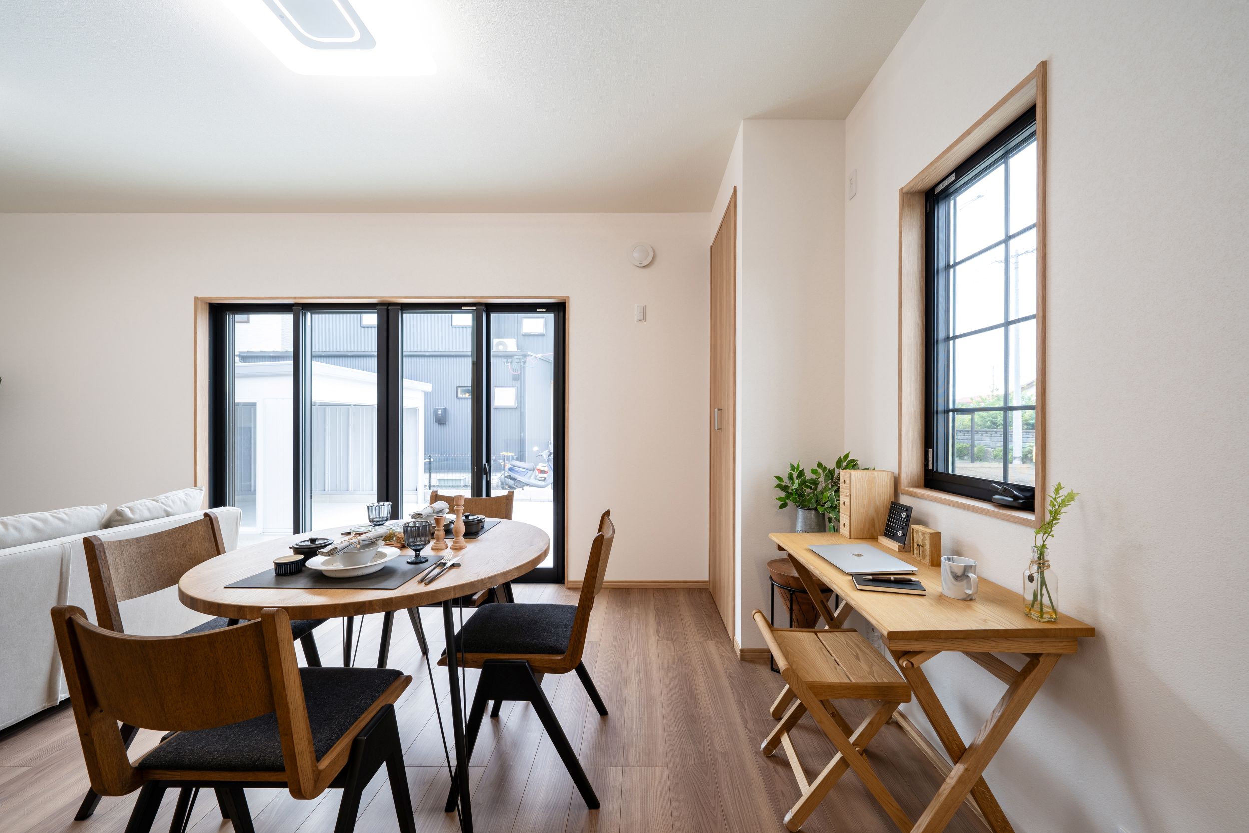 カウンター脇には書類などの収納スペース