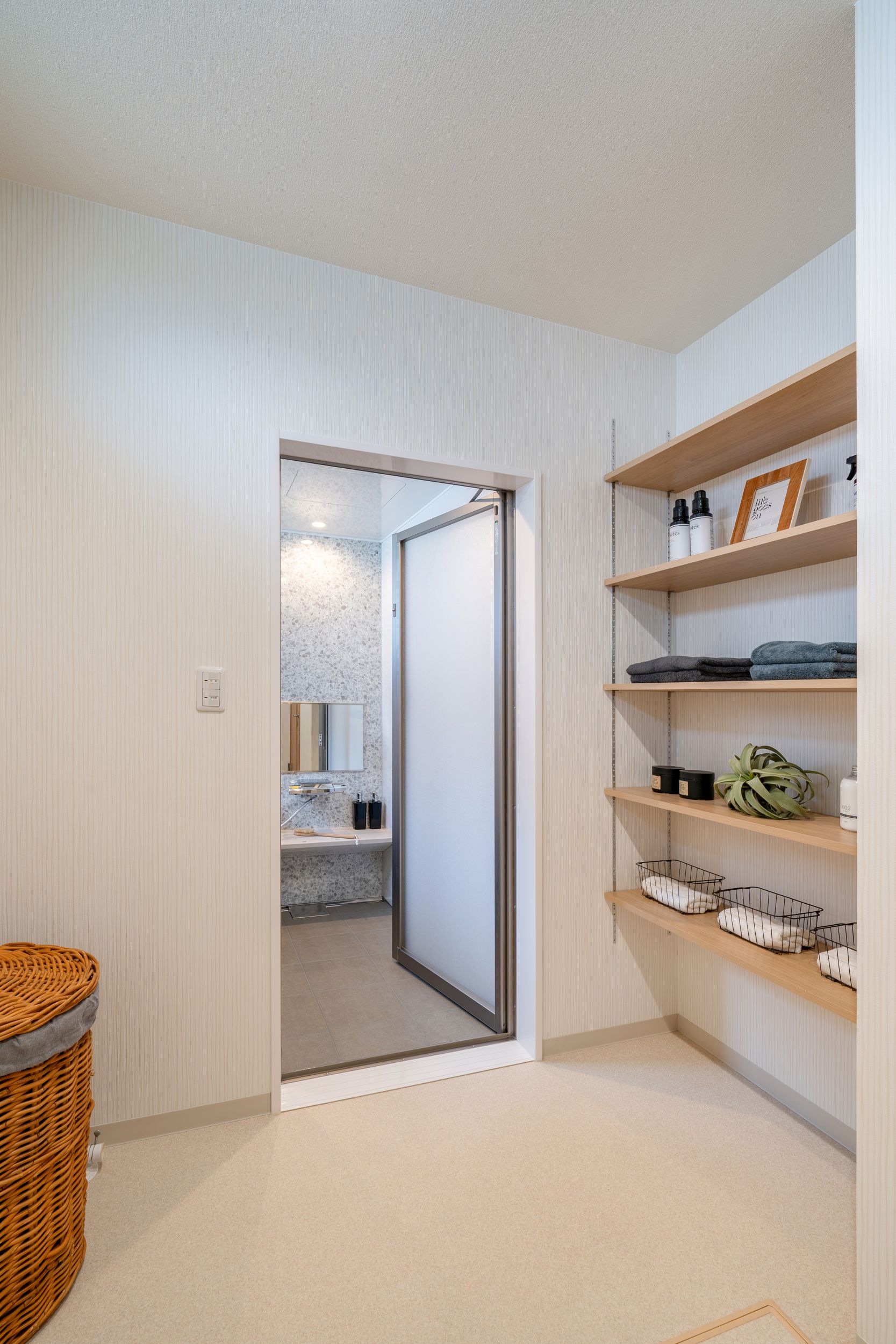 便利な可動棚のある脱衣スペース