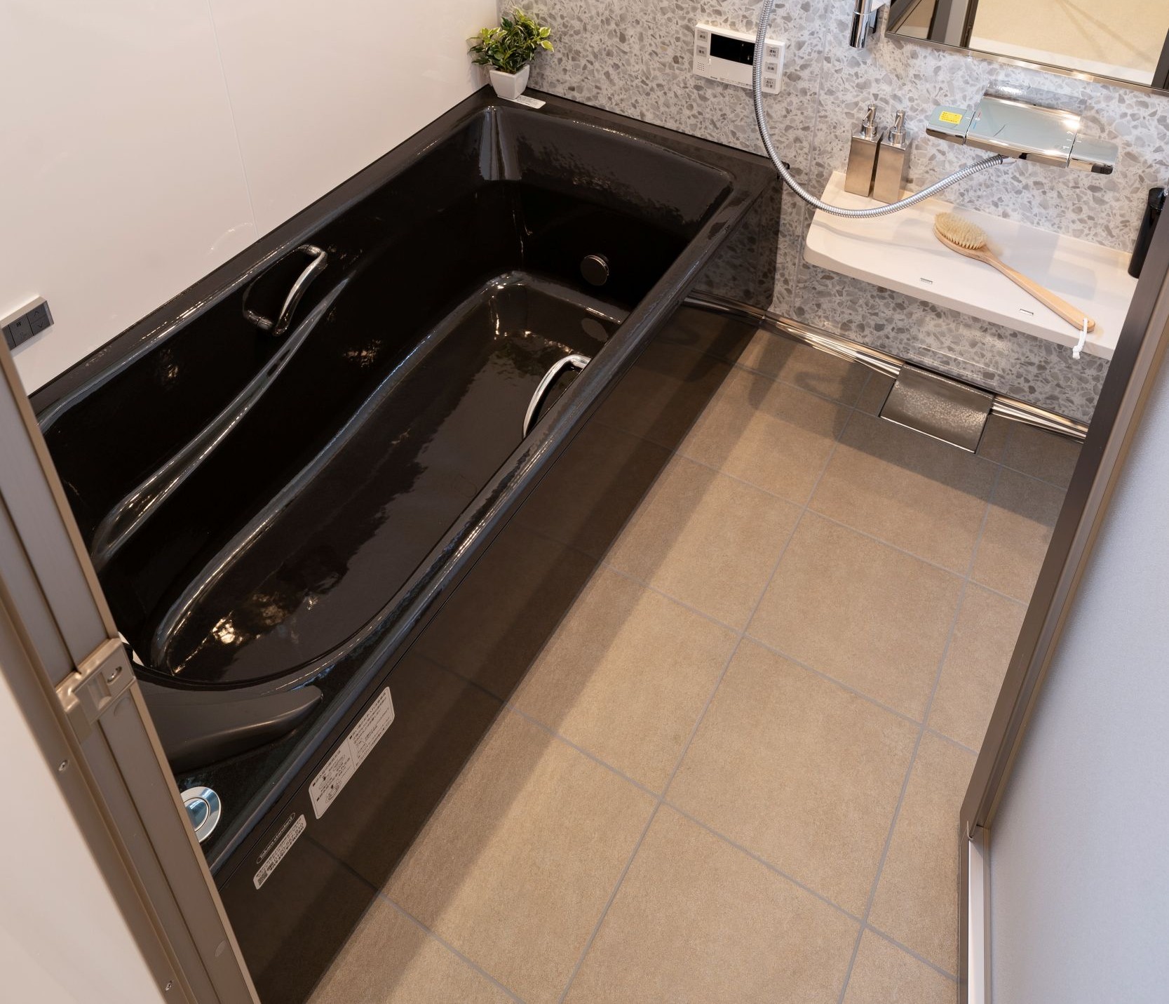 人気のタカラスタンダード。肩湯付でリラックスできる最高のお風呂