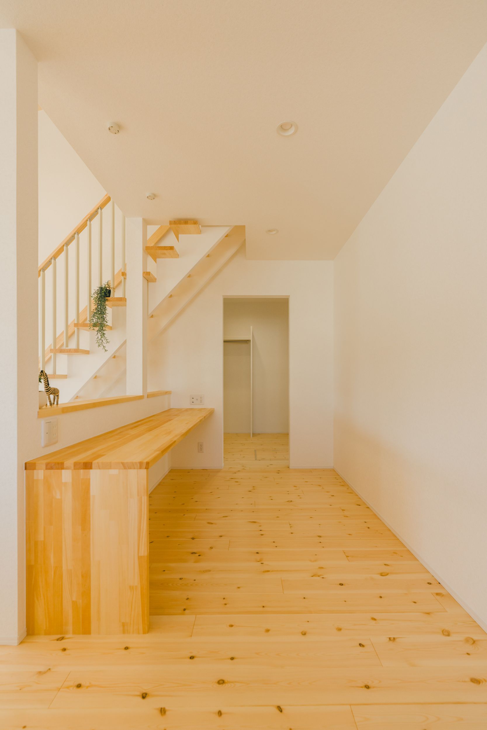 家族みんなで使える書斎としてリビングの一角に設けたカウンター