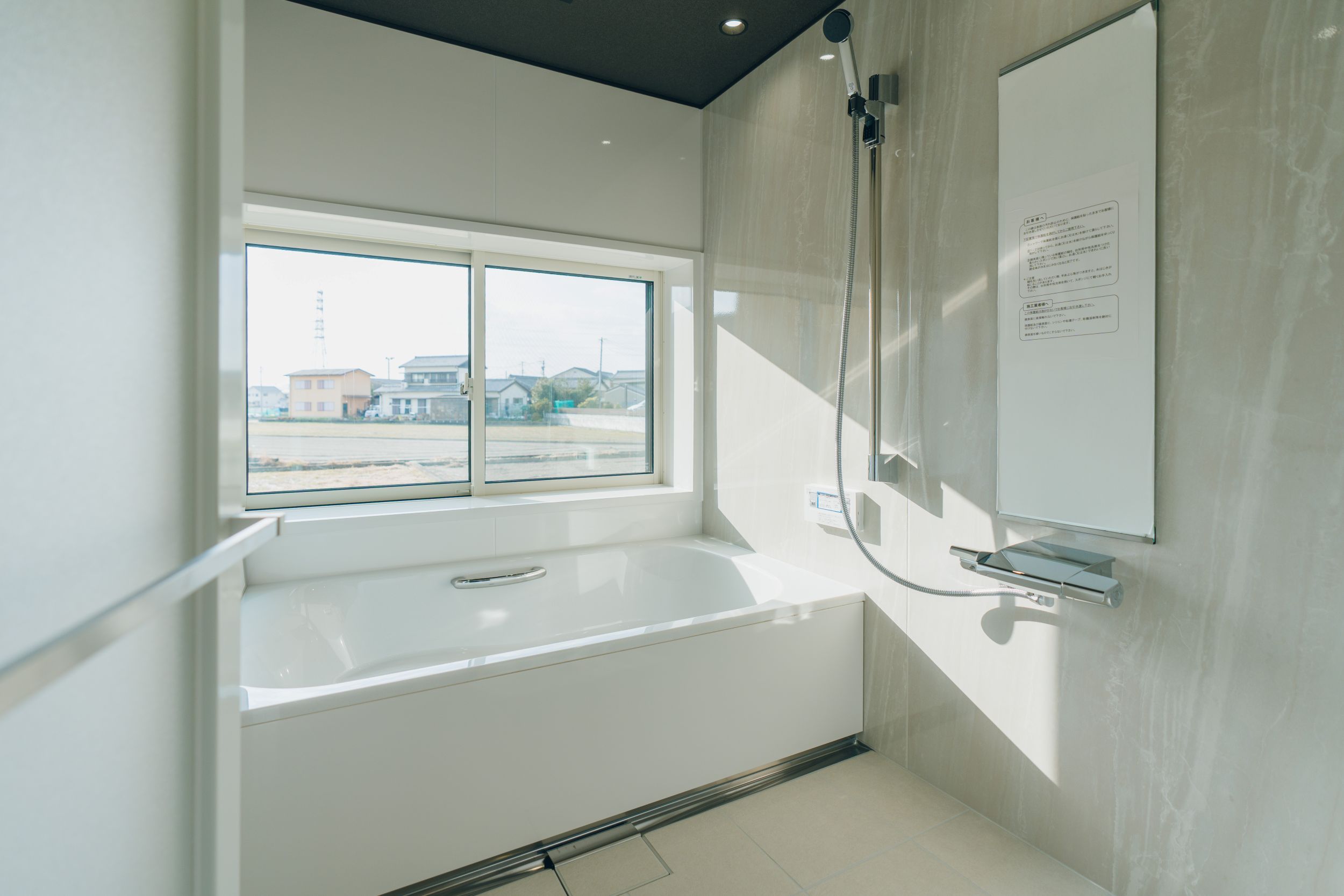 大きな窓の外には坪庭を作られる予定です