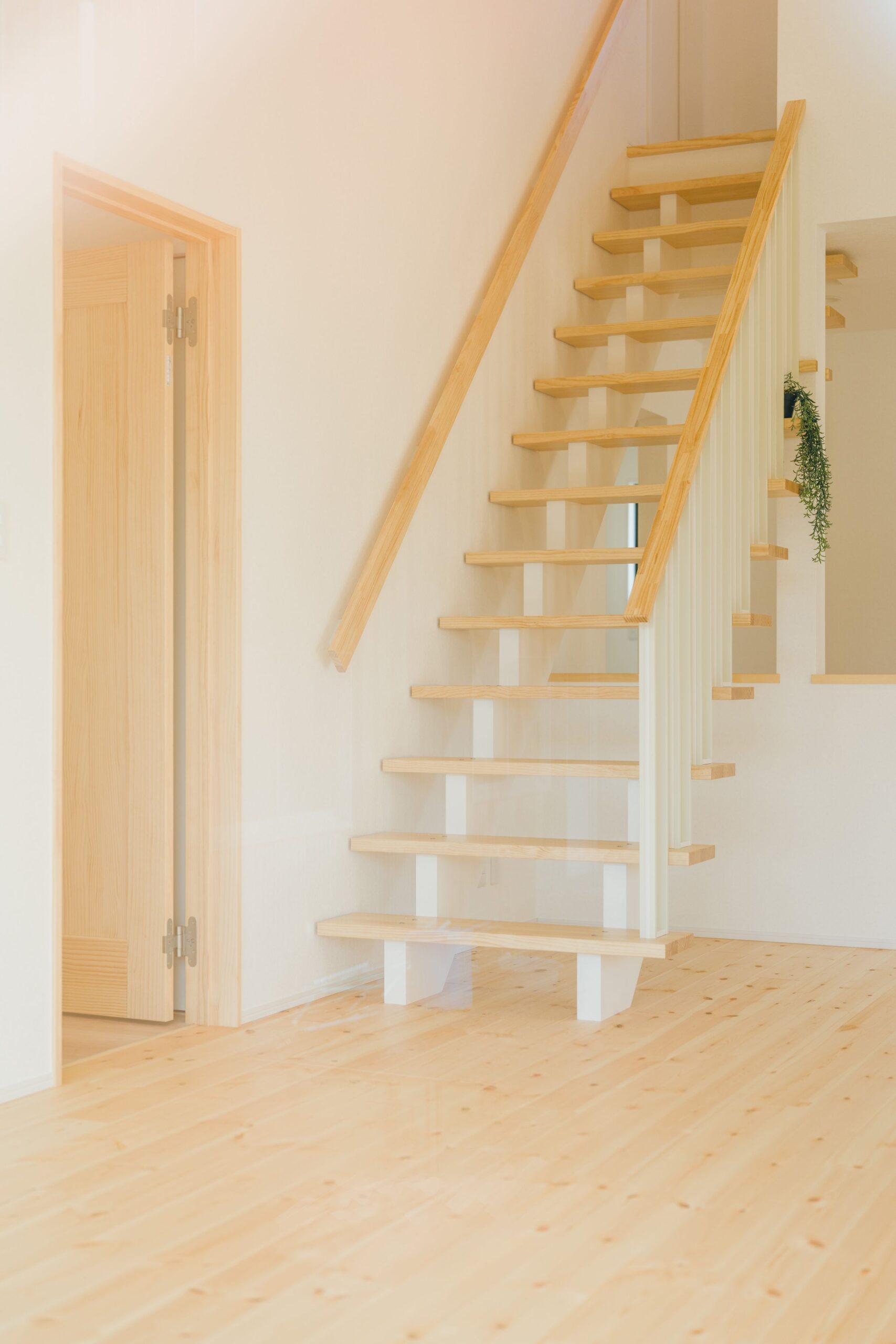 ロフトを活用しやすいように、はしごではなく階段を設置しました
